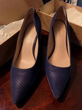 Nine West Navy Pointed-Toe Textured Pumps